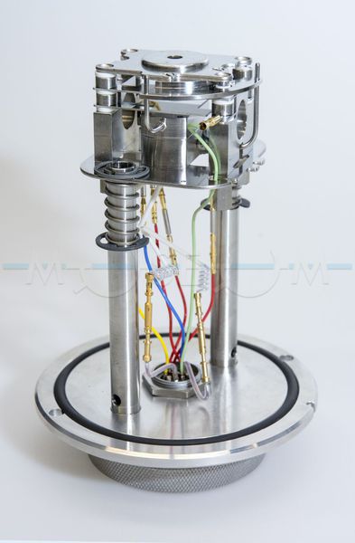 Source assembly for chemical ionization